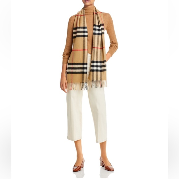 Burberry 🎉host pickx2🎉NWT Authentic Signature Check Cashmere Scarf - Picture 3 of 10